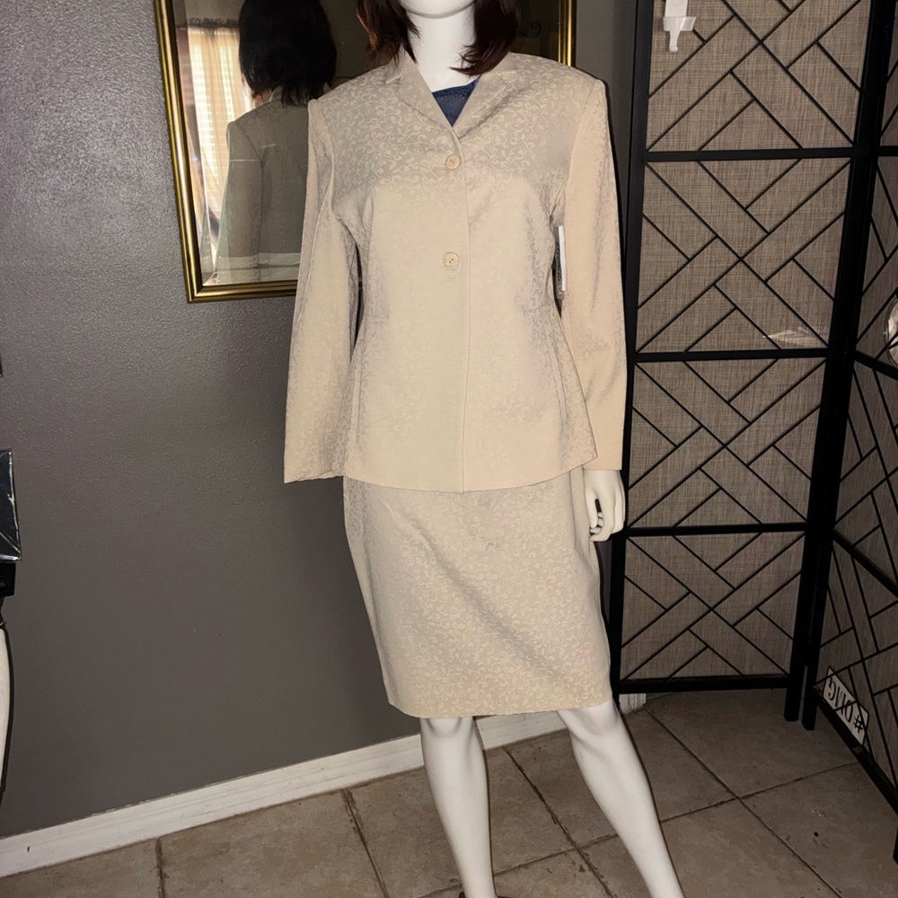 Mondo two piece Skirt Suit